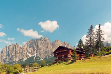Beluno, İtalya-Ağustos 9, 2018: Dağ köyü, Cortina di Ampezzo