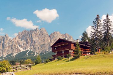 Beluno, İtalya-Ağustos 9, 2018: Dağ köyü, Cortina di Ampezzo
