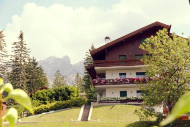 Beluno, İtalya-Ağustos 9, 2018: Dağ köyü, Cortina di Ampezzo