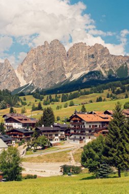 Beluno, İtalya-Ağustos 9, 2018: Dağ köyü, Cortina di Ampezzo