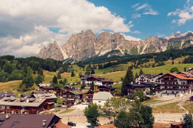 Beluno, İtalya-Ağustos 9, 2018: Dağ köyü, Cortina di Ampezzo