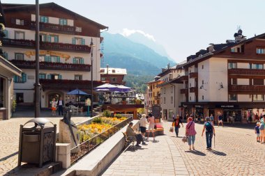 Beluno, İtalya-Ağustos 9, 2018: Dağ köyü, Cortina di Ampezzo