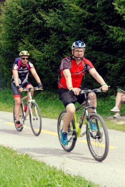 Beluno, İtalya-Ağustos 9, 2018: Dağ köyü, Cortina di Ampezzo. turistler bisikletçiler