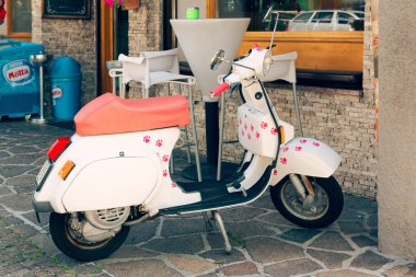 Beluno, İtalya-Ağustos 9, 2018: Dağ köyü, Cortina di Ampezzo. Park yerinde motosiklet