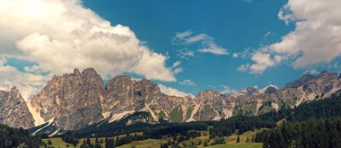 Dolomit dağların panoramik görünümü. Dağ köyü Cortina di Ampezzo