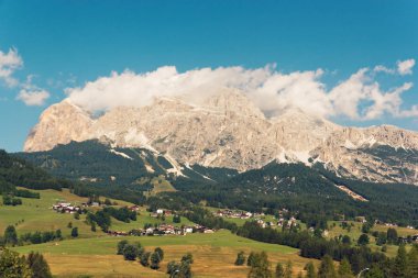 Dolomit dağların panoramik görünümü. Dağ köyü Cortina di Ampezzo