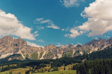 Dolomit dağların panoramik görünümü. Dağ köyü Cortina di Ampezzo