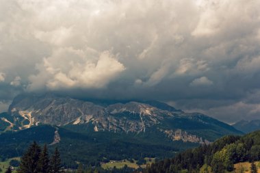 Dolomit dağların panoramik görünümü. Dağ köyü Cortina di Ampezzo