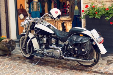 Beluno, İtalya-Ağustos 9, 2018: Dağ köyü, Cortina di Ampezzo. Park yerinde motosiklet