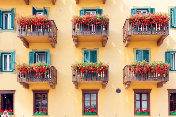 Beaux Balcons Dans Vieux Bâtiment Européen — Photo