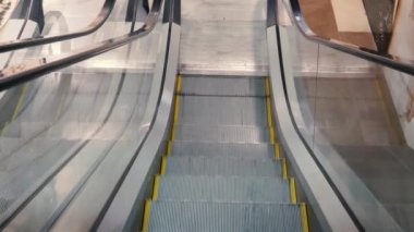 adımlar ve raylar yavaş yavaş aşağı hareketli yürüyen merdiven