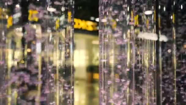 Färgade luftbubblor i vattnet i rörelse. interiör. — Stockvideo