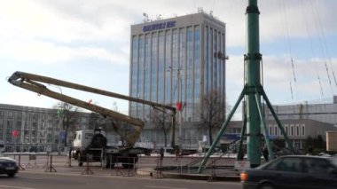 Gomel, Belarus - 18 Kasım 2018: Lenin meydanında bir yeni yıl ağacın yüklenmesi