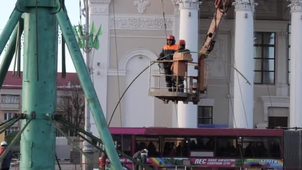 Gomel Weißrussland November 2018 Aufstellung Eines Neujahrsbaumes Auf Dem Leninplatz — Stockvideo