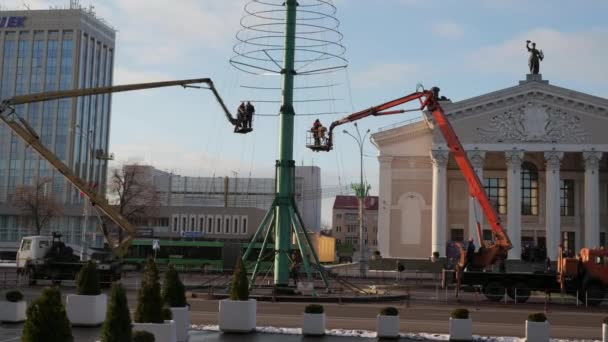 Gomel Weißrussland November 2018 Aufstellung Eines Neujahrsbaumes Auf Dem Leninplatz — Stockvideo