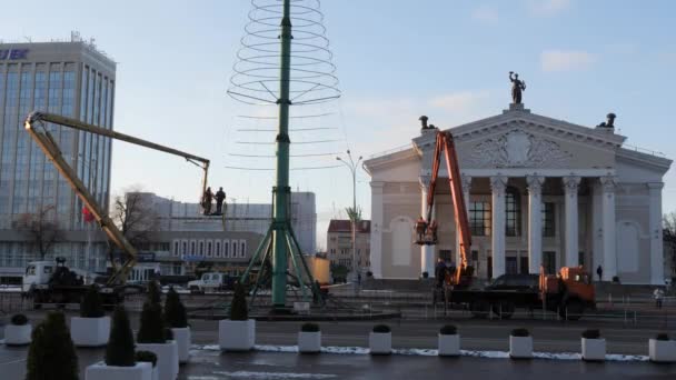 Gomel Weißrussland November 2018 Aufstellung Eines Neujahrsbaumes Auf Dem Leninplatz — Stockvideo