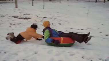 kış kar eğlenceli. Çocuk bir boru bir slayttan binmek..