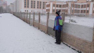 kış kar eğlenceli. Çocuk bir boru bir slayttan binmek..