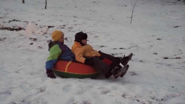 Schneevergnügen Winter Kinder Fahren Einen Schlauch Von Einer Rutsche — Stockvideo