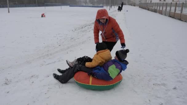 Зимний Снег Весело Дети Катаются Трубе Горки — стоковое видео