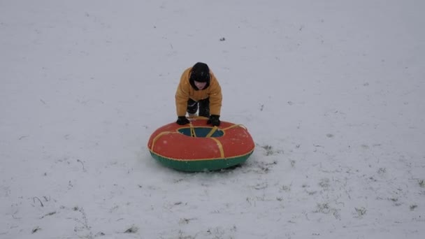 Nieve Invierno Divertido Niños Montan Tubo Desde Una Diapositiva — Vídeos de Stock