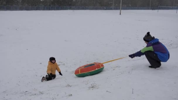 Schneevergnügen Winter Kinder Fahren Einen Schlauch Von Einer Rutsche — Stockvideo