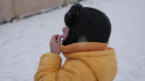 Nieve Invierno Divertido Niños Montan Tubo Desde Una Diapositiva — Vídeos de Stock