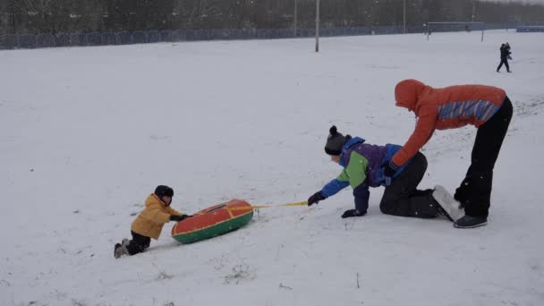 Vinter Snö Fun Barnen Rida Slang Från Bild — Stockvideo