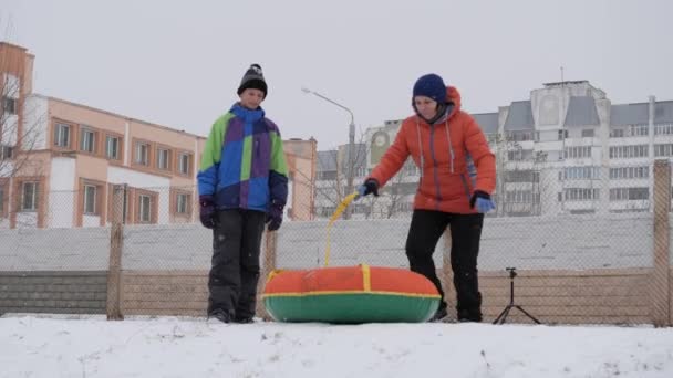 Zima Snow Zabawa Dzieci Jeżdżą Rurki Slajdu — Wideo stockowe