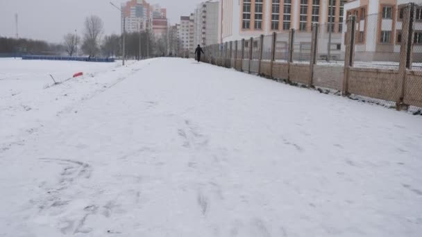 Зимний Снег Весело Дети Катаются Трубе Горки — стоковое видео