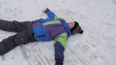 kış kar eğlenceli. Çocuk bir boru bir slayttan binmek..