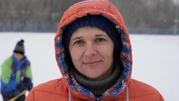 Schneevergnügen Winter Kinder Fahren Einen Schlauch Von Einer Rutsche — Stockvideo