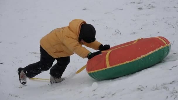Schneevergnügen Winter Kinder Fahren Einen Schlauch Von Einer Rutsche — Stockvideo