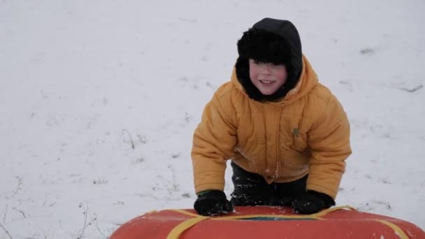 Zima Snow Zabawa Dzieci Jeżdżą Rurki Slajdu — Wideo stockowe