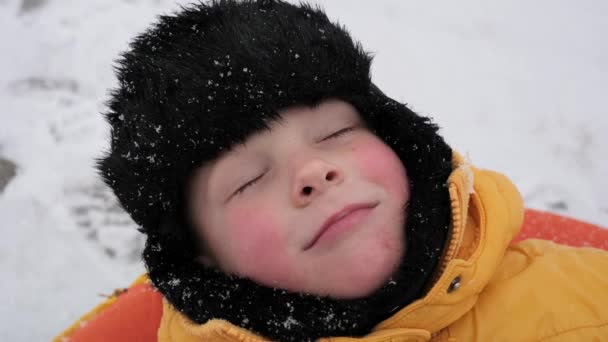 Διασκέδαση Χειμώνα Χιόνι Παιδιά Μια Σωλήνωση Βόλτα Από Μια Διαφάνεια — Αρχείο Βίντεο