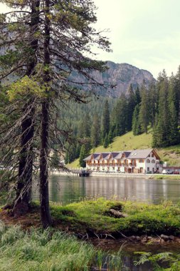 Auronzo di Cadore, İtalya, 9 Ağustos 2018 Misurina Dağı Gölü. Evleri ve kafeleri olan güzel bir turistik yer.