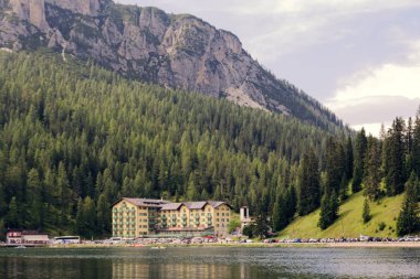 Auronzo di Cadore, İtalya, 9 Ağustos 2018 Misurina Dağı Gölü. Evleri ve kafeleri olan güzel bir turistik yer.