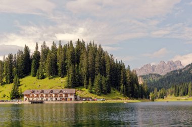 Auronzo di Cadore, İtalya, 9 Ağustos 2018 Misurina Dağı Gölü. Evleri ve kafeleri olan güzel bir turistik yer.