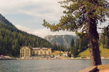 Auronzo di Cadore, İtalya, 9 Ağustos 2018 Misurina Dağı Gölü. Evleri ve kafeleri olan güzel bir turistik yer.