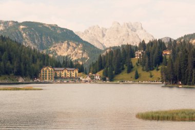 Auronzo di Cadore, İtalya, 9 Ağustos 2018 Misurina Dağı Gölü. Evleri ve kafeleri olan güzel bir turistik yer.