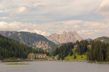 Auronzo di Cadore, İtalya, 9 Ağustos 2018 Misurina Dağı Gölü. Evleri ve kafeleri olan güzel bir turistik yer.
