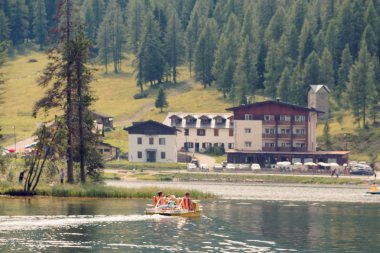 Auronzo di Cadore, İtalya 9 Ağustos 2018: Misurina dağ gölü. Güzel turistik spot. Katamaran su