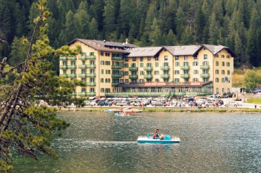 Auronzo di Cadore, İtalya 9 Ağustos 2018: Misurina dağ gölü. Güzel turistik spot. Katamaran su