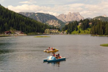 Auronzo di Cadore, İtalya 9 Ağustos 2018: Misurina dağ gölü. Güzel turistik spot. Katamaran su