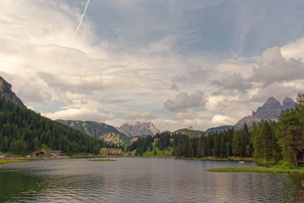 Auronzo Cadore Italy August 2018 Misurina Mountain Lake 美丽的旅游胜地 有房子和咖啡馆 — 图库照片