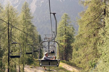 Anne ve oğlu dağ kaldırmada.