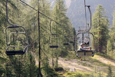 Anne ve oğlu dağ kaldırmada.