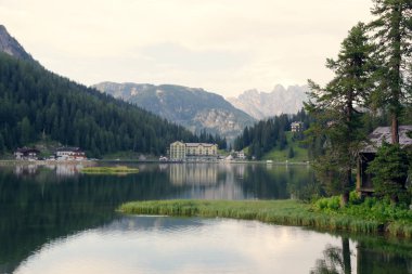 Auronzo di Cadore, İtalya, 9 Ağustos 2018 Misurina Dağı Gölü. Evleri ve kafeleri olan güzel bir turistik yer.