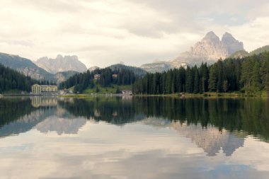 Auronzo di Cadore, İtalya, 9 Ağustos 2018 Misurina Dağı Gölü. Evleri ve kafeleri olan güzel bir turistik yer.