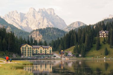 Auronzo di Cadore, İtalya, 9 Ağustos 2018 Misurina Dağı Gölü. Evleri ve kafeleri olan güzel bir turistik yer.